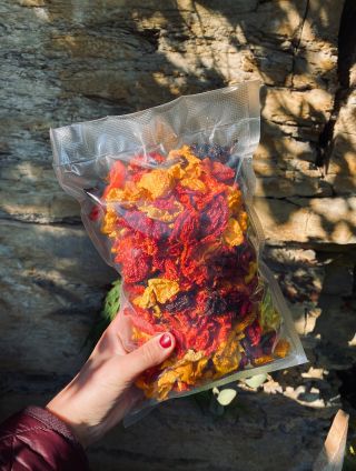 Naše chilli papričky necháváme přirozeně usušit, aby si zachovaly svou plnou chuť, barvu i aroma 🔥 Bez přidaných látek,...