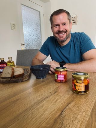 Naše nakládané dobroty v akci! 🌶️ Křupavé ředkvičky a pikantní jalapeño – poctivě naložené, s láskou připravené. Perfektní...